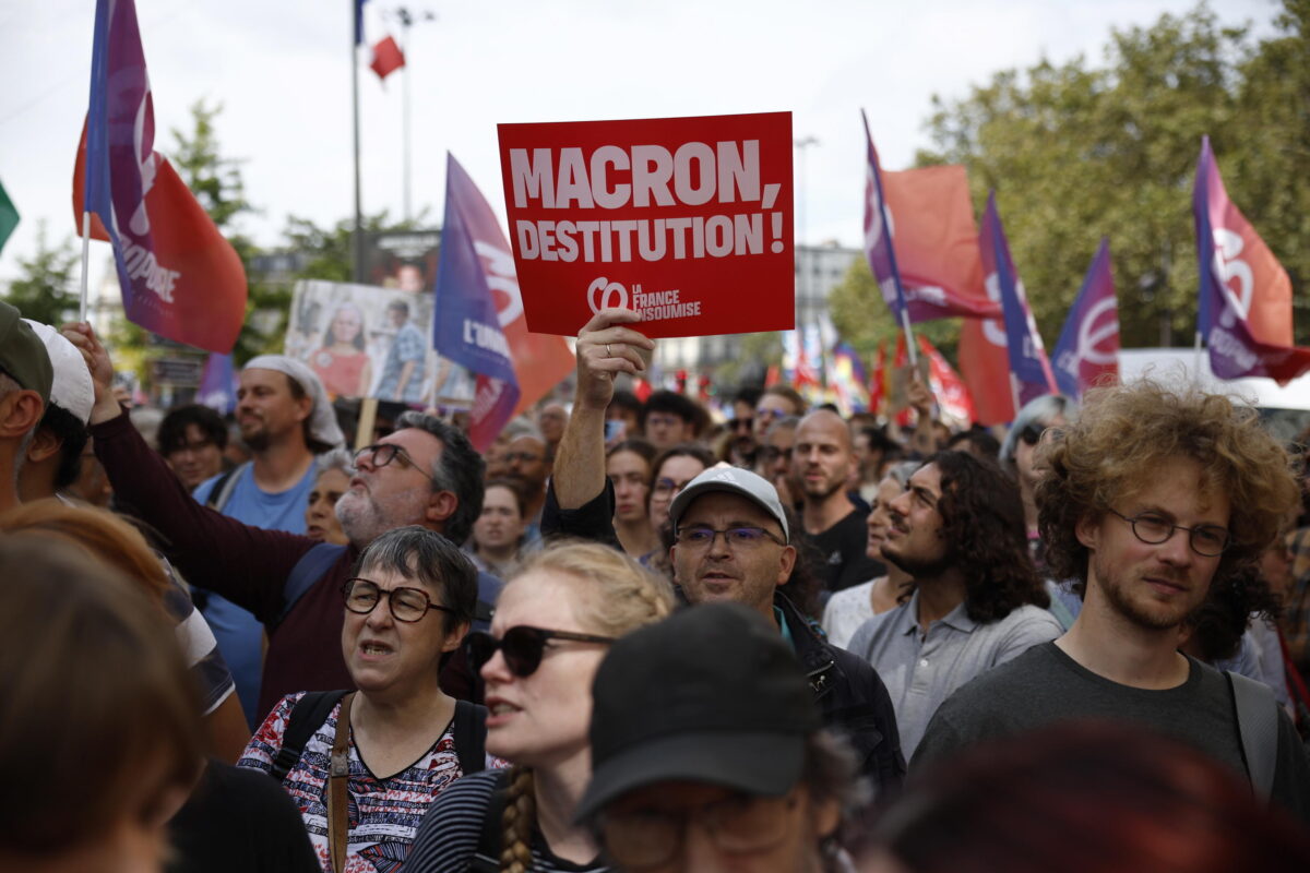 Francia, migliaia di persone manifestano contro Michel Barnier: quali sono i motivi delle proteste? | VIDEO