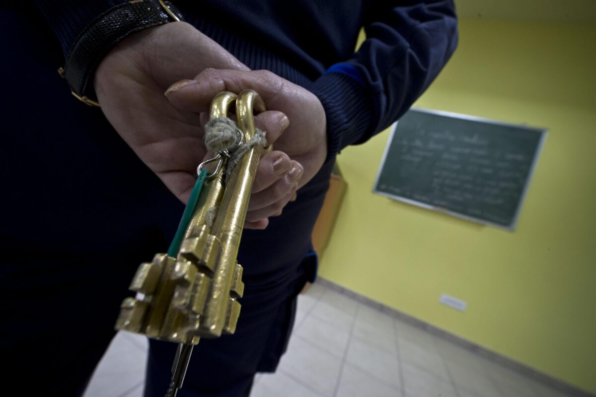 Emergenza carceri, tensione all'istituto minorile di Casal del Marmo a Roma: incendiate due celle. Tre agenti al pronto soccorso