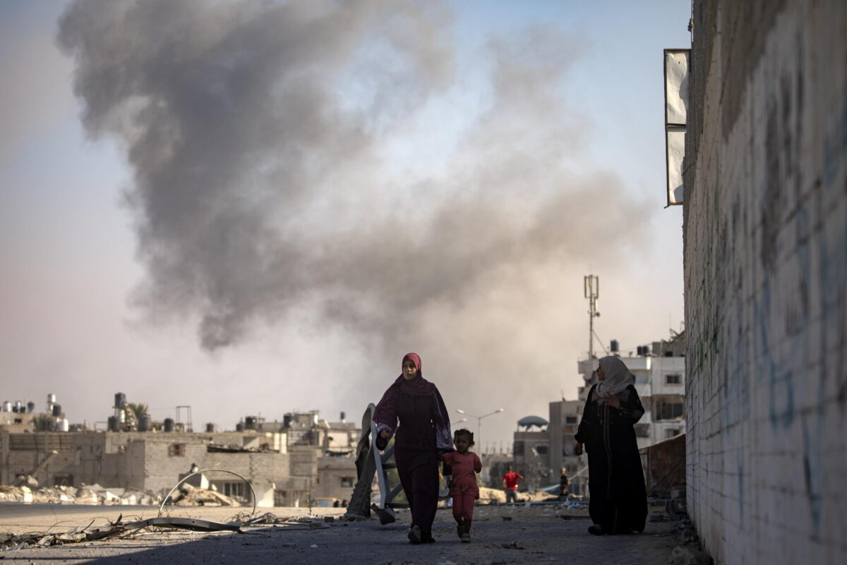 Guerra a Gaza, raid israeliano a Khan Younis: almeno 19 morti, in corso le ricerche delle vittime sepolte dalle macerie. Le ultime news