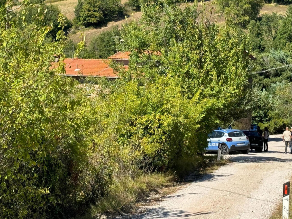 Chi sono le tre persone morte trovate in un casolare a Perugia? La Polizia pensa a un omicidio-suicidio