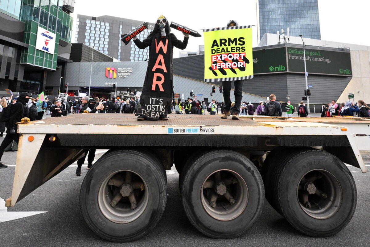 Australia, proteste contro la guerra fuori dall'expo armi a Melbourne: 39 arresti | VIDEO