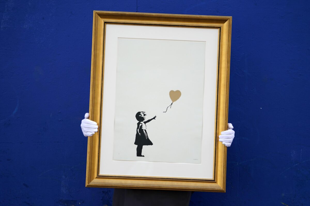 Londra, chi sono i due uomini accusati del furto della "Ragazza con palloncino" di Banksy? | VIDEO