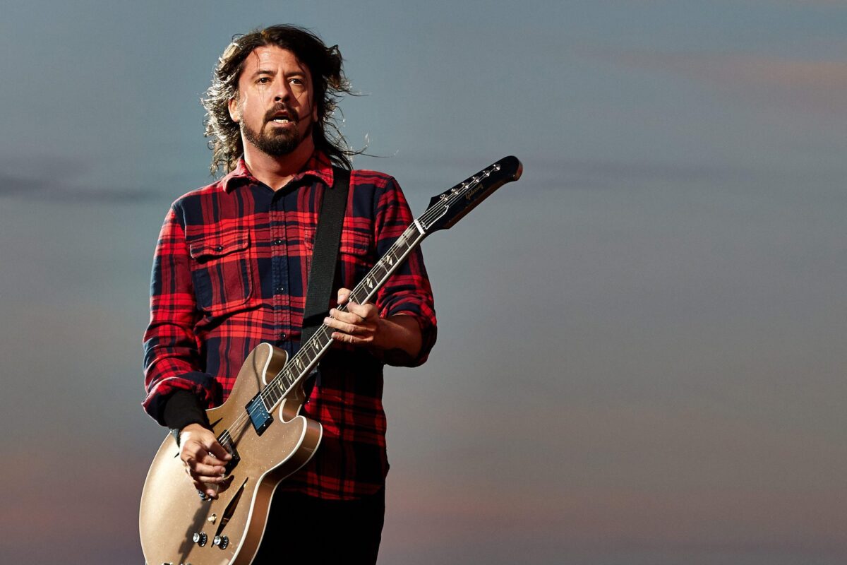 Chi è Dave Grohl: età, carriera, moglie e figli del leader dei Foo Fighters e batterista dei Nirvana