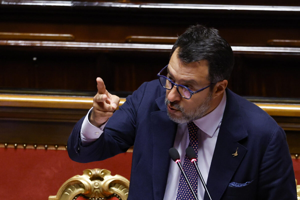 Caso Open Arms, è scontro tra maggioranza e opposizione sugli attacchi alla magistratura. Salvini: “Non patteggio. Arrivo fino in Cassazione” | VIDEO