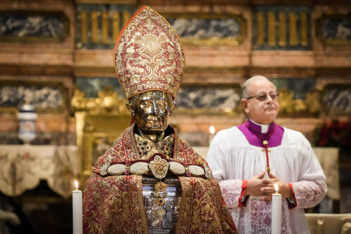 Miracolo di San Gennaro, cosa è successo quando  il sangue non si è sciolto? | VIDEO