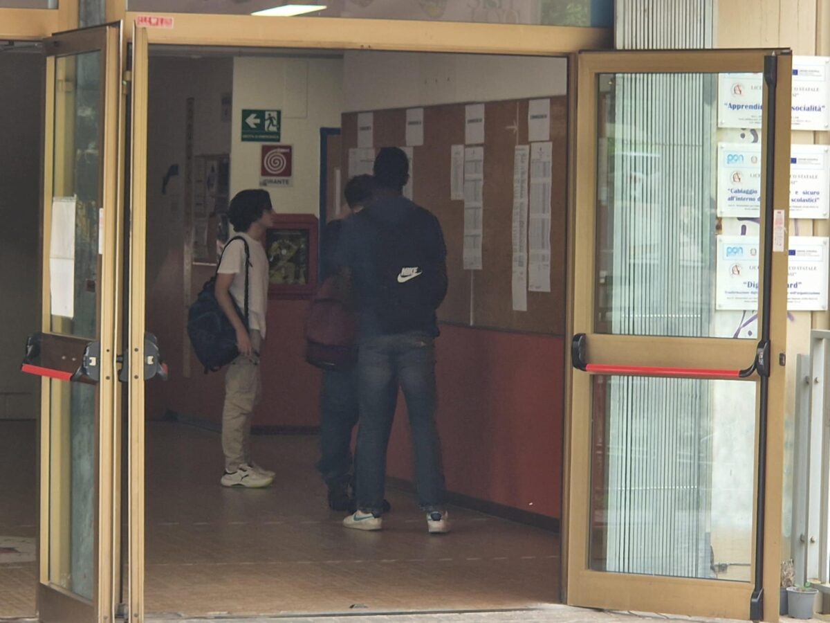 Napoli, studente caduto dalla finestra della scuola a Torre del Greco: si ipotizza il suicidio