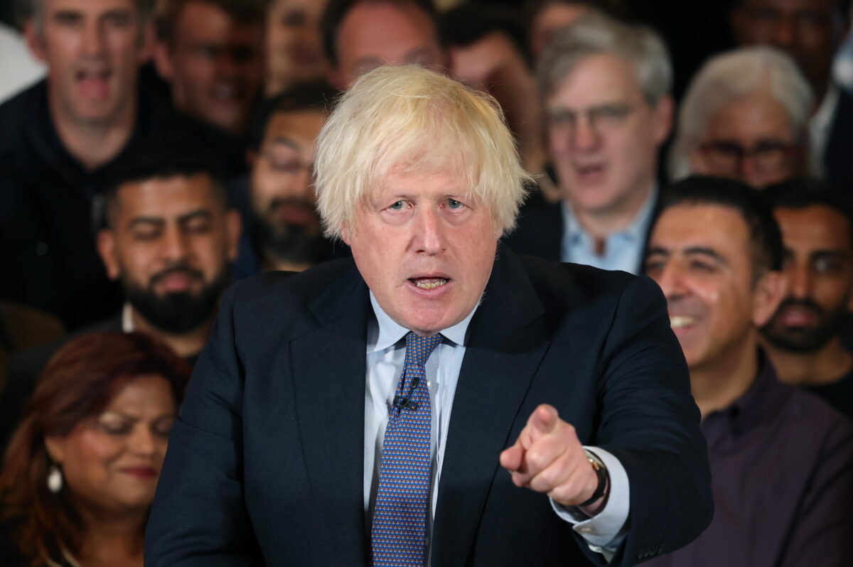 Regno Unito, l'ex premier Boris Johnson voleva invadere l'Olanda durante il Covid: ecco il motivo