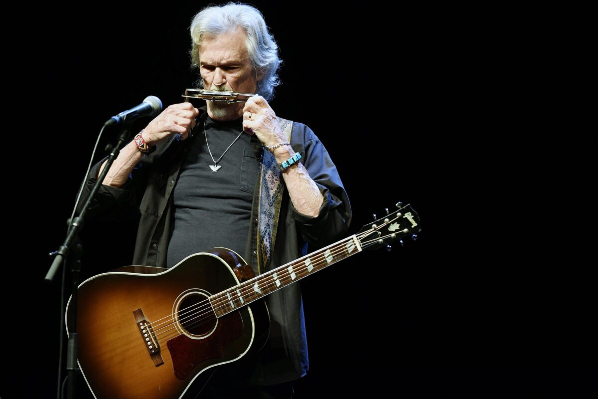 Addio a Kris Kristofferson: causa morte, età, carriera, moglie e figli del cantante country e attore. Aveva recitato in "A star is born"