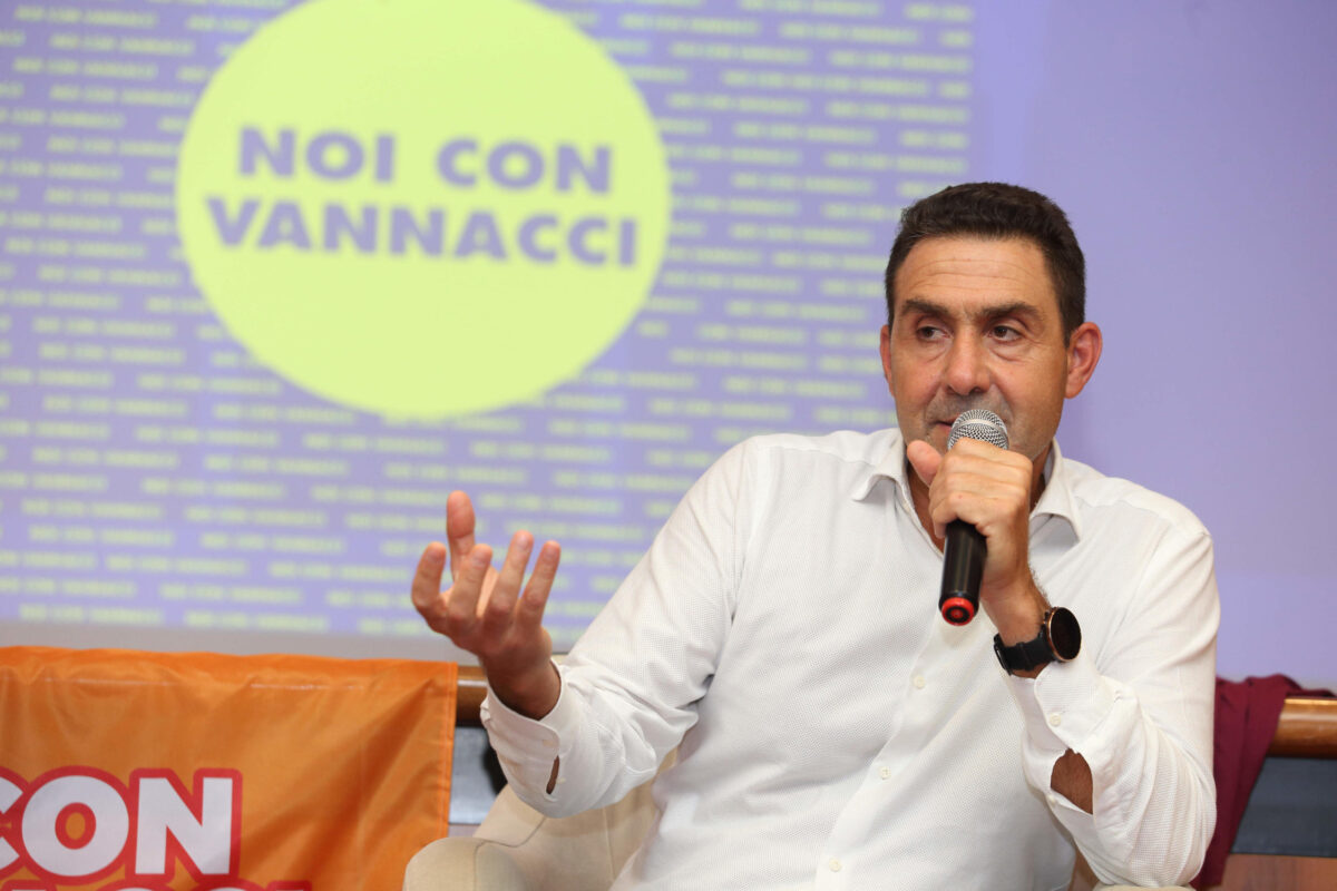 Vannacci a Viterbo, alla festa l'ex fedelissimo di Salvini e Paragone: "Non lo considero un guru, ma posso dare un contributo per il partito che verrà"