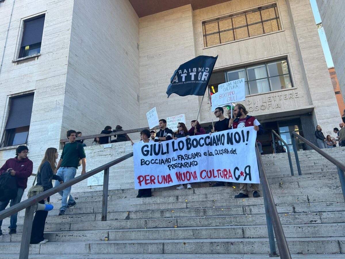 Laurea Giuli, il ministro anticipa l'ultimo esame tra le proteste. Il prof: "Era preparato, ha preso 30" La preside: "Non è stato a porte chiuse"| VIDEO