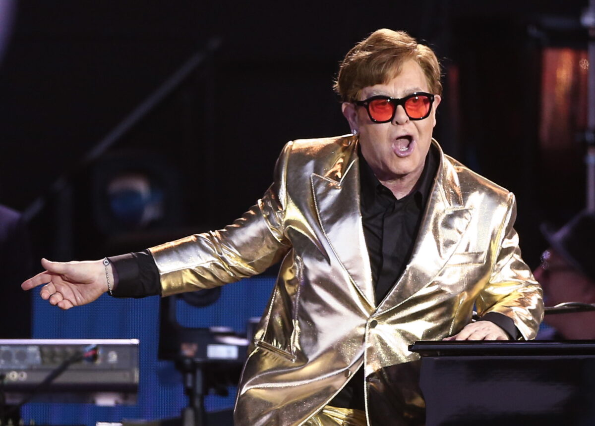 Che malattia ha Elton John: come sta dopo il problema agli occhi?