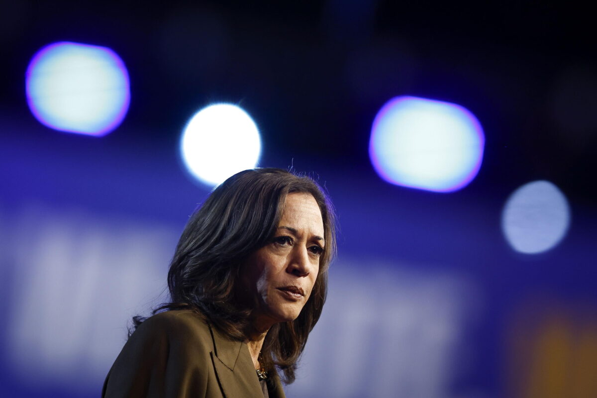 Usa 2024, gaffe di Kamala Harris per una foto, denigrata e attaccata da utenti e Trump