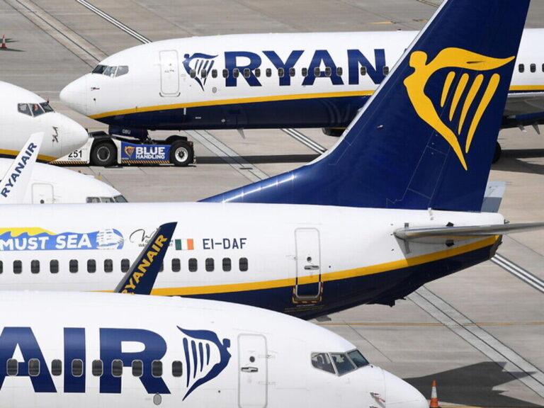 Ryanair assume maggiorenni come personale di cabina a Napoli e Palermo: come inviare domanda