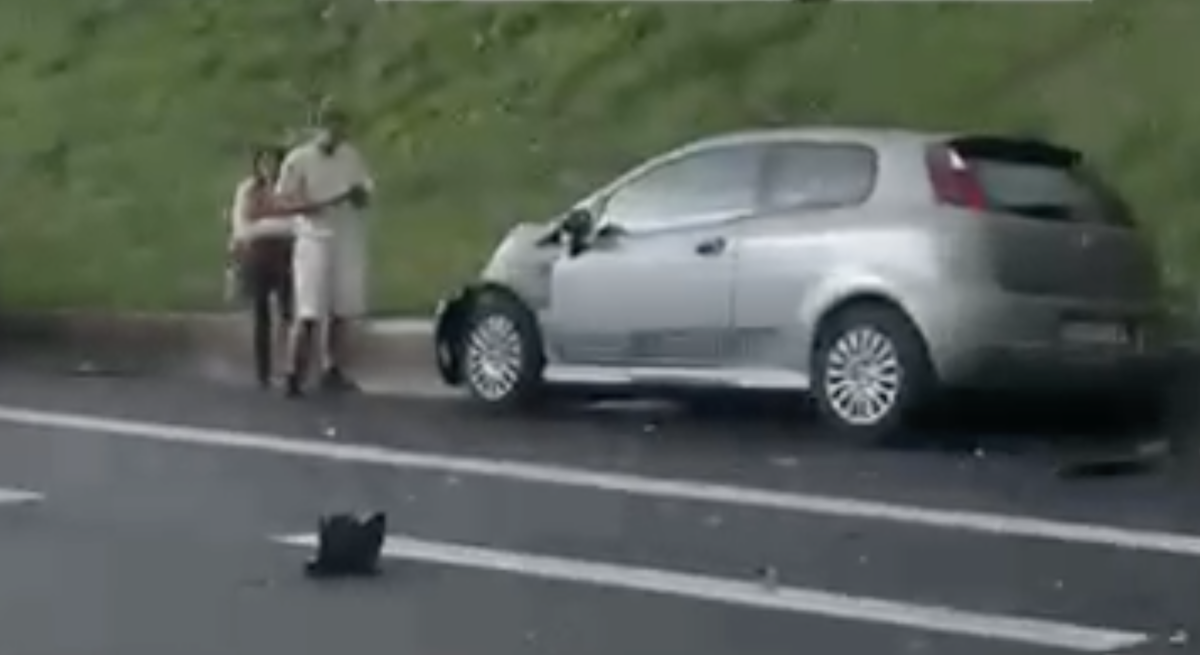 Roma, incidente sul GRA, altezza uscita 30-31: coinvolte tre auto, traffico in tilt | VIDEO