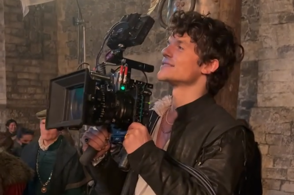 Edward Bluemel è il Lord che tutte vorremmo: amori e passioni dell'affascinante attore di "My Lady Jane"