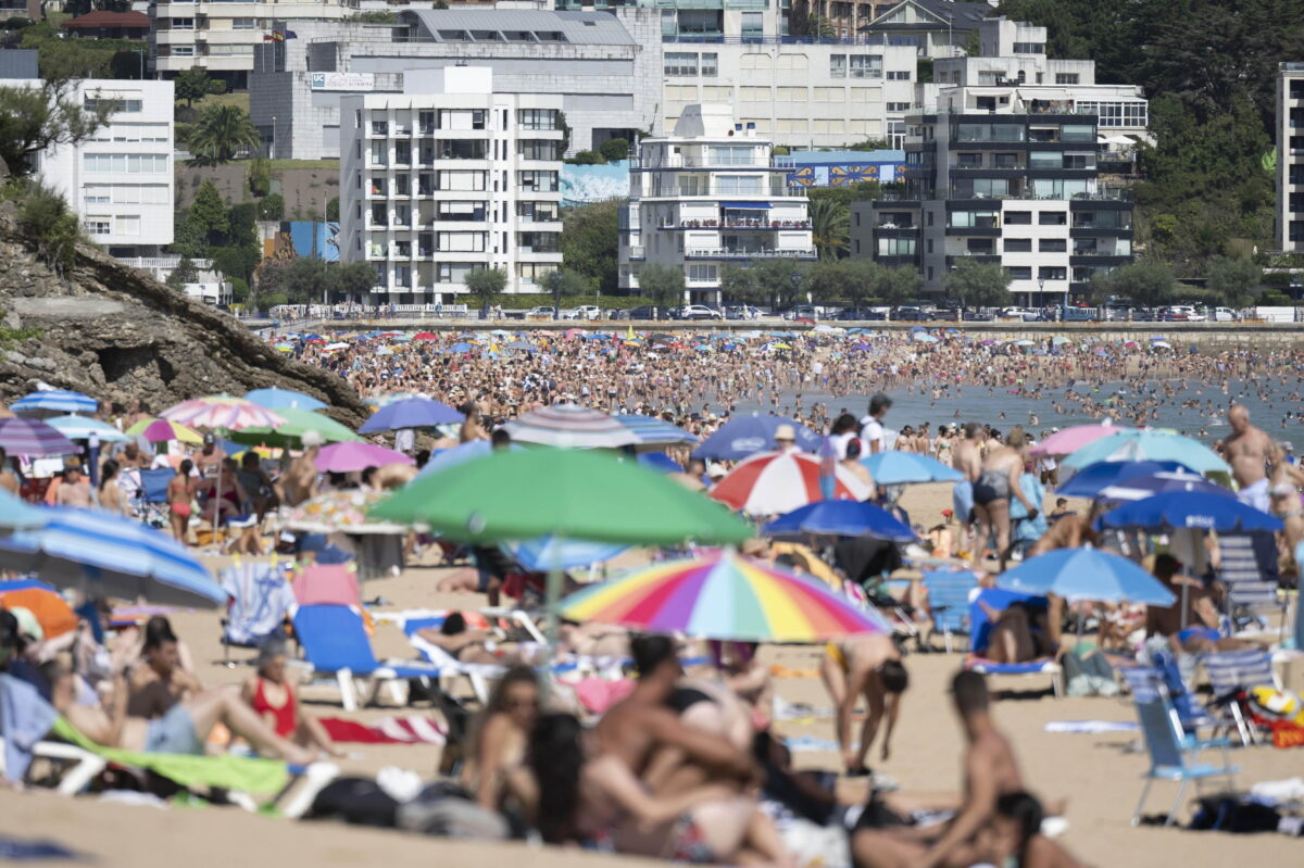 Spagna, cresce il turismo nonostante le proteste: 64,8 milioni di visitatori nel 2024 | FOTO E VIDEO