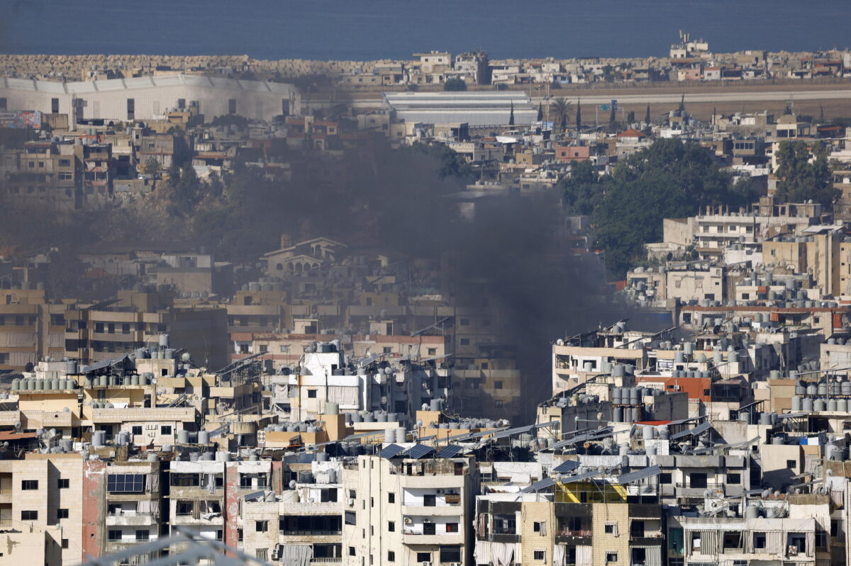 Guerra in Medio Oriente, bombardamenti su una scuola e una moschea a Gaza: 24 morti e 93 feriti | FOTO E VIDEO