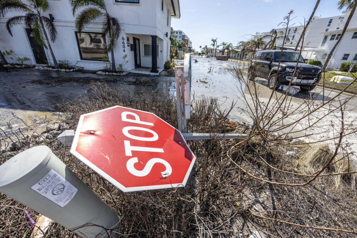 Uragano Milton, la Florida verifica il bilancio dei danni: almeno 14 morti. Fake news dilagano sui social | FOTO