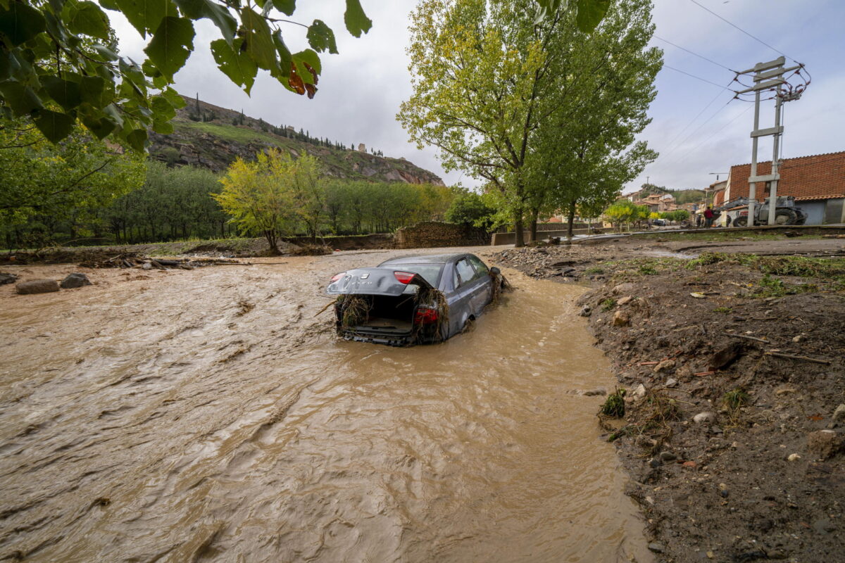 Spagna, alluvione a Valencia: in otto ore è scesa la pioggia di un anno, quasi cento vittime