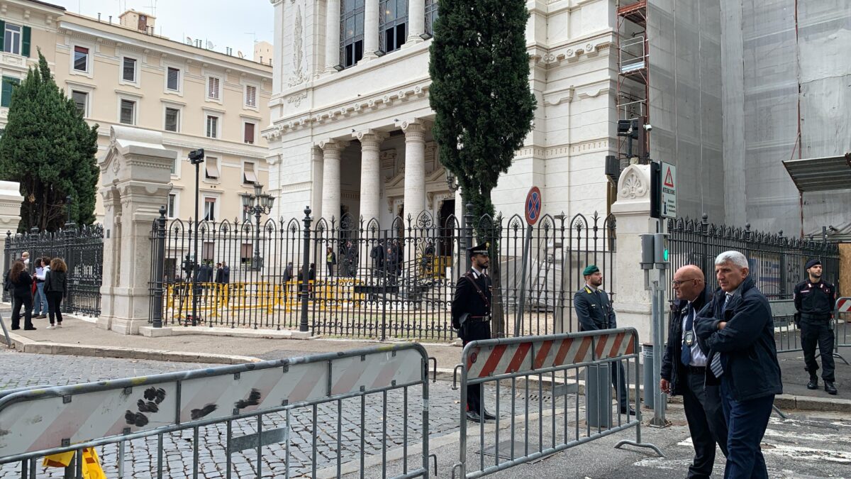 7 ottobre 2023, sinagoga blindata e sfilata di autorità a Roma. Corteo pro-Palestina, il prefetto: "Attacco preordinato" | FOTO e VIDEO