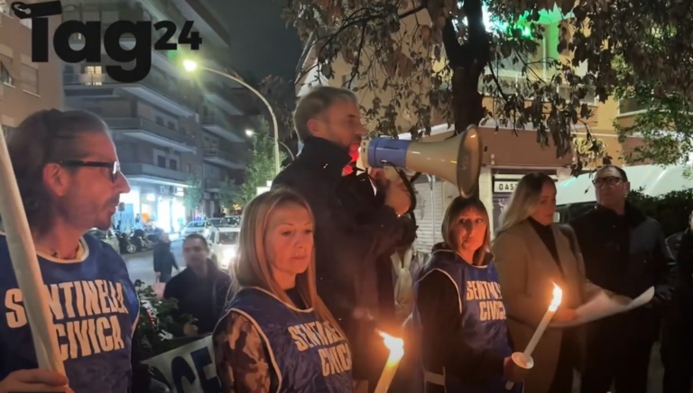 Roma, fiaccolata e raccolta firme a Largo Boccea contro degrado e criminalità. Gli abitanti: "Fiumi di droga e alcol, dopo le 21 non si può uscire" | VIDEO