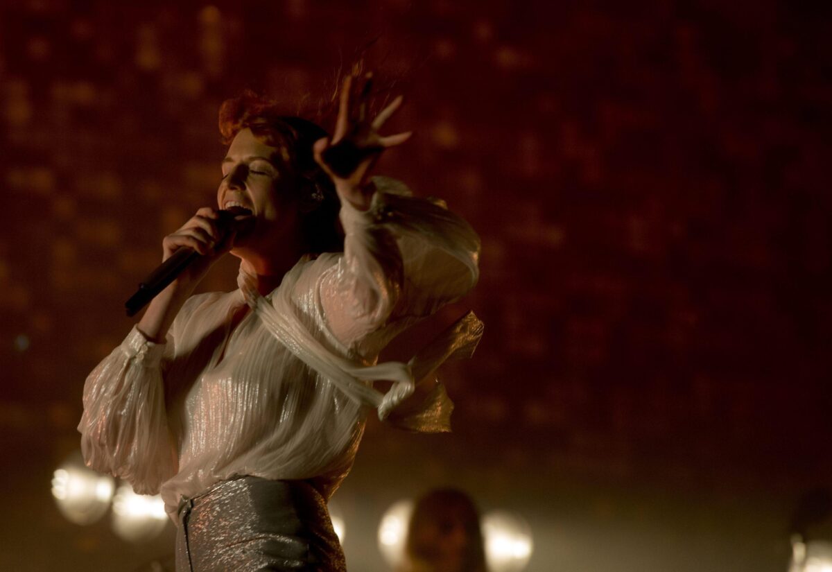 I Florence And The Machine tornano per stupire: il nuovo album live “Symphony of Lungs" fa sognare i fan