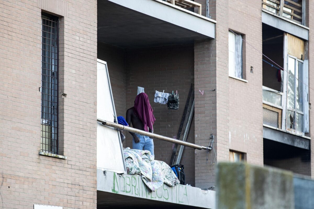 Roma, la rabbia dei cittadini per il palazzo occupato di via Costi a Tor Sapienza: "Degrado e furti, siamo esasperati" | VIDEO