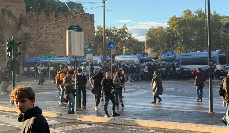 Manifestazione pro-Palestina, Roma blindata: in 6 mila a piazzale Ostiense. Scontri con lanci di molotov e idranti in azione, diversi feriti | FOTO E VIDEO