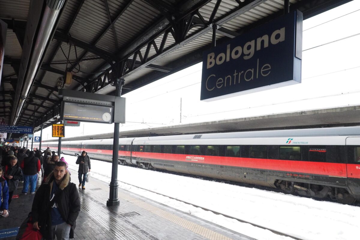 Bologna-Venezia, treni sospesi tra Castelmaggiore e S.Pietro in Casale: investito un operaio sui binari, ritardi e cancellazioni