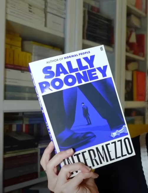 “Intermezzo”, di cosa parla l’ultimo libro della Rooney?