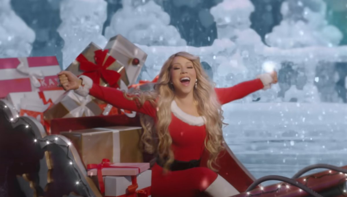 Mariah Carey apre la stagione del Natale, la storia del suo rito sui social tra tradizione e marketing