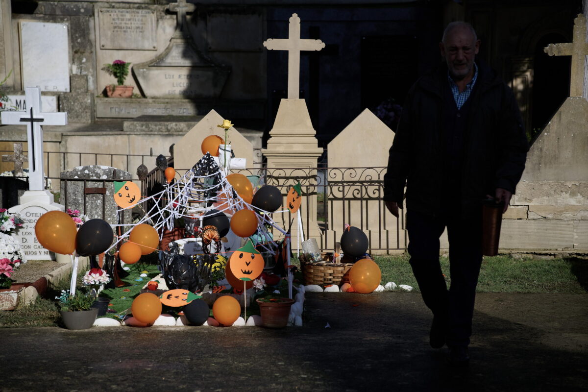 Ognissanti con i segni di Halloween e un crocifisso rubato: Tajani confessa che gli hanno rovinato la festa (ma ne valeva la pena?)