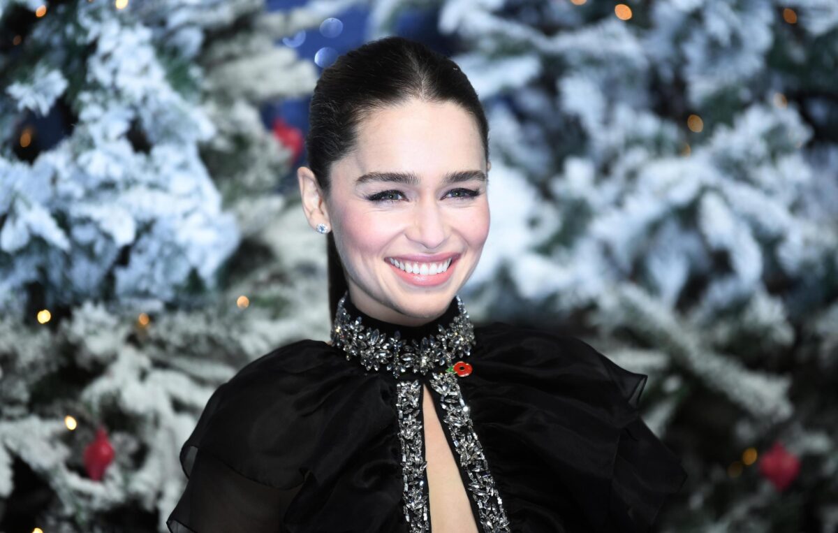 È Natale per Emilia Clarke: in arrivo "The Night Before Christmas in Wonderland" su Prime Video