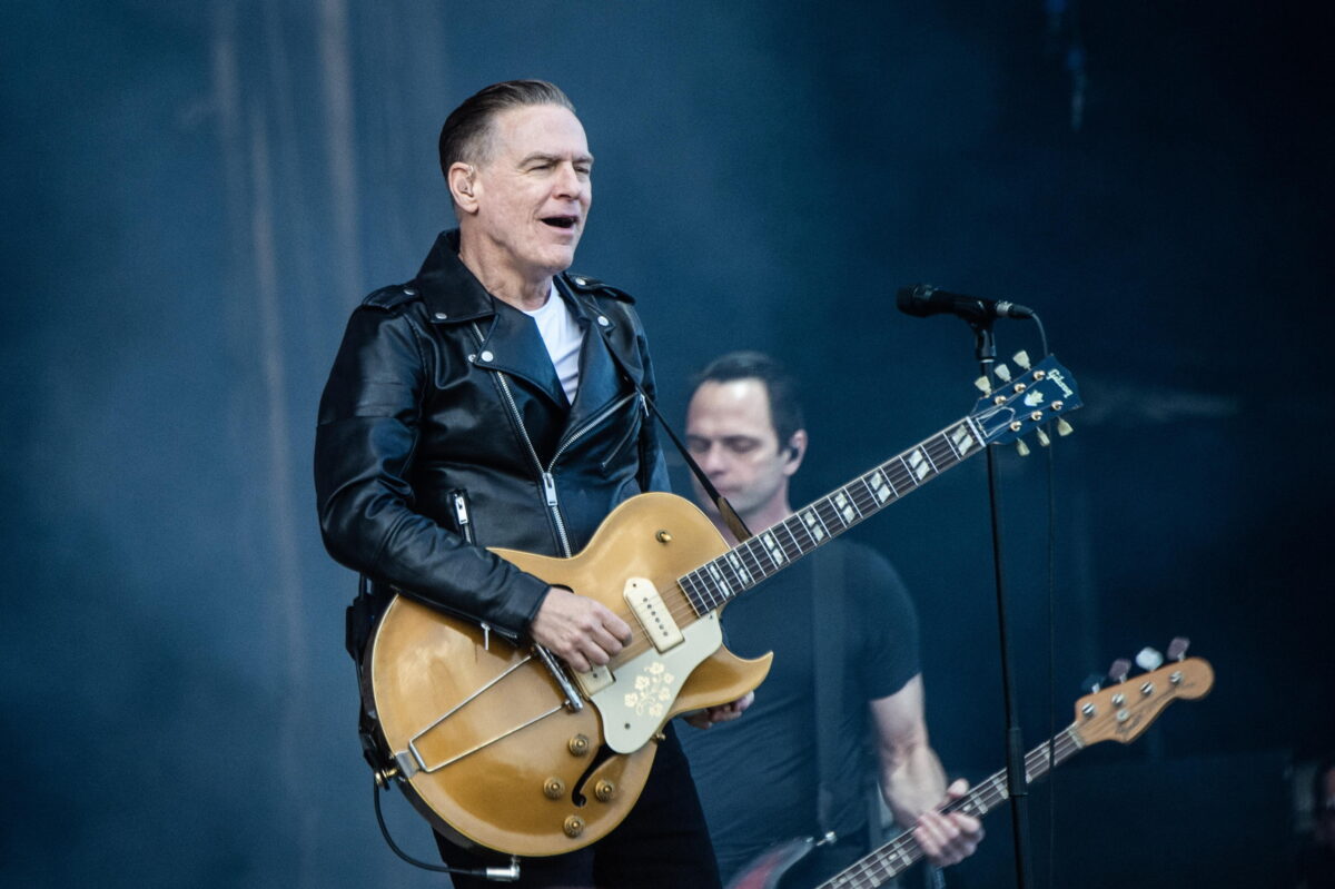 Bryan Adams sul palco del Lucca Summer Festival 2025: l'annuncio a sorpresa scatena i fan