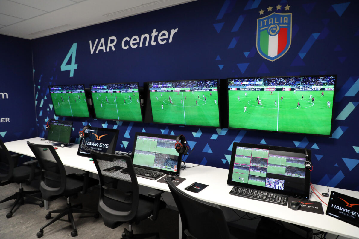 In serie A il Var sta uccidendo il gioco del calcio e gli arbitri non dirigono più loro le partite