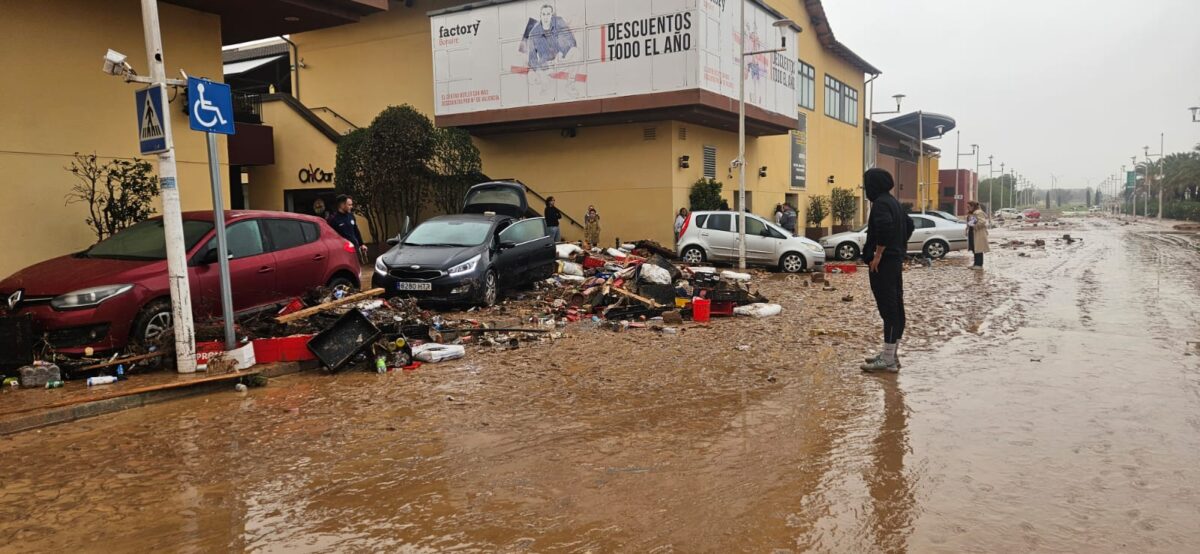 Alluvione a Valencia, il fotografo italiano in fuga dal centro commerciale allagato: "Bloccato in auto dai detriti. L'incubo degli sciacalli"