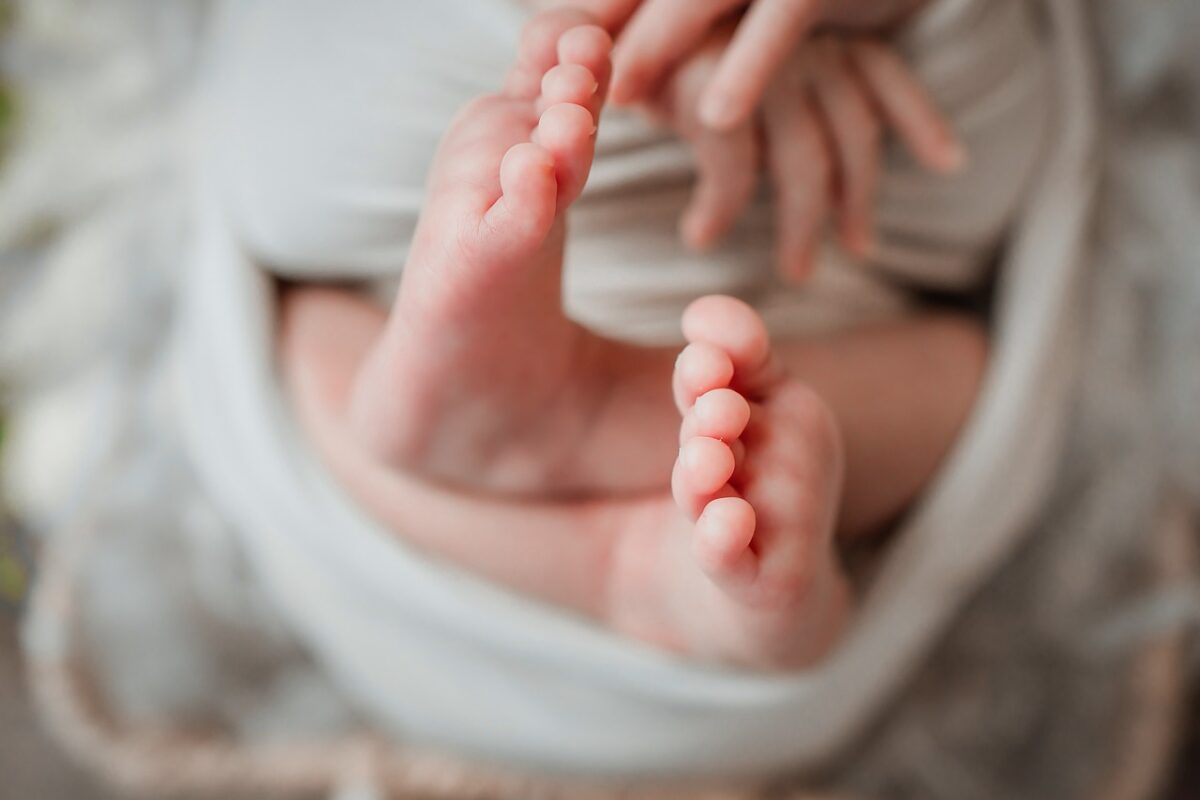 Siena, bimba morta per una pila, disposta l’autopsia: “Le sostanze rilasciate hanno leso l’aorta”