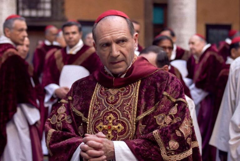 Conclave con Ralph Fiennes, quanto è reale quello che vediamo nel film? Lo spiega un esperto di papato