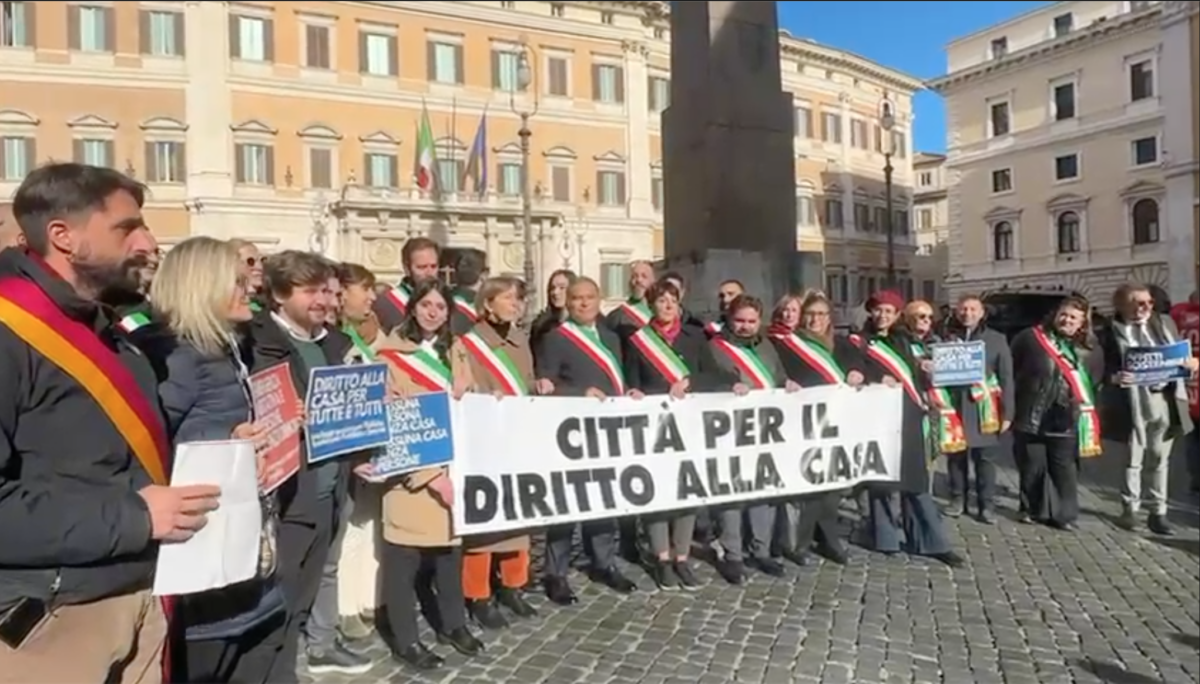 Protesta emergenza casa, centrosinistra in piazza con sindaci e assessori: "Governo dia risposte"