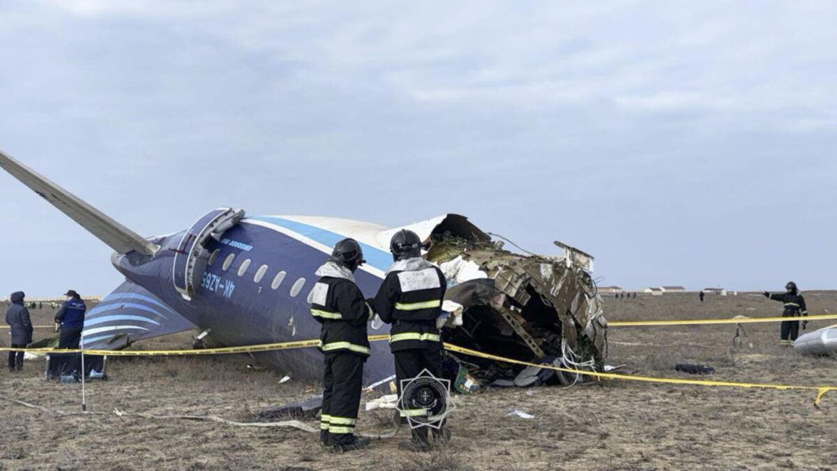 Cosa è successo all'aereo precipitato in Kazakistan? Crescono i sospetti sulla Russia