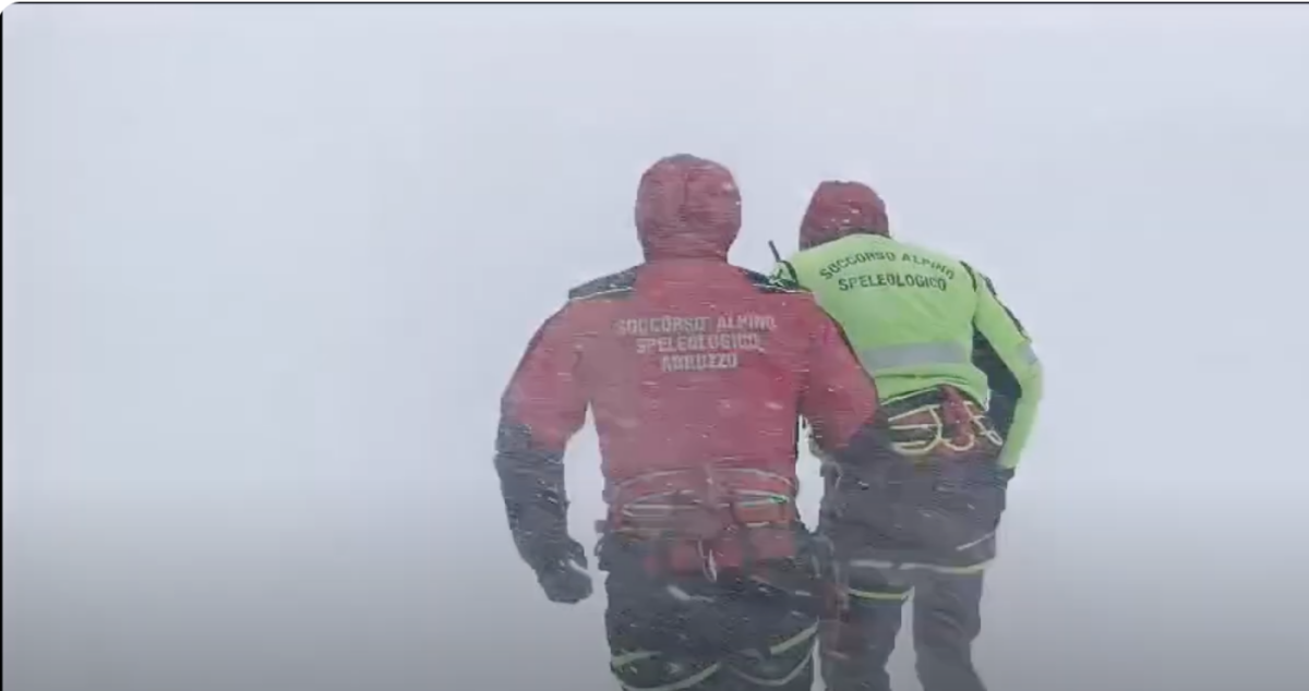 Alpinisti dispersi sul Gran Sasso, soccorsi bloccati dal maltempo: si teme per Luca e Cristian