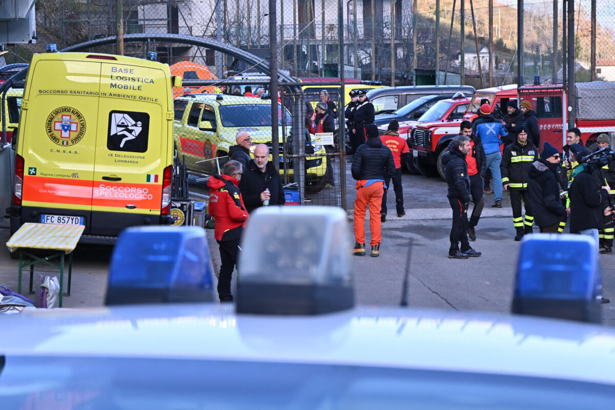 Ottavia Piana, la speleologa bloccata in una grotta a oltre 500 metri di profondità: "È vigile"