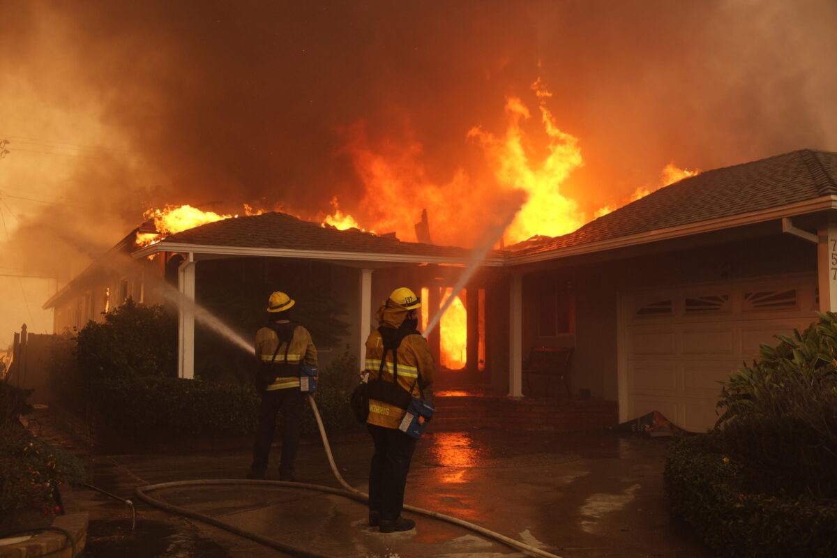 Incendi a Los Angeles fuori controllo: evacuazioni a Hollywood e scorte d'acqua insufficienti